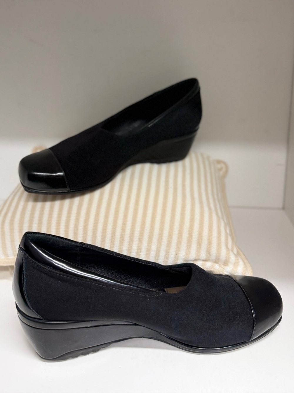 Aetrex Andrea Black Stretch Cap Toe Wedge Comfort Pumps Shoes Size 7.5 EW